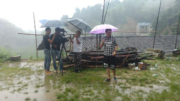 劉鼎鼎自編自導電影《風中黃花2》 攝制中頂雨作業(yè)