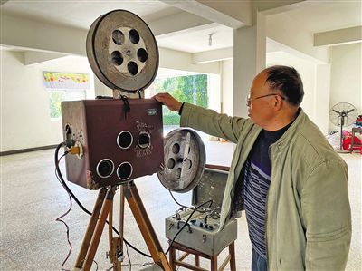51年,他用光影點亮鄉村的夜空